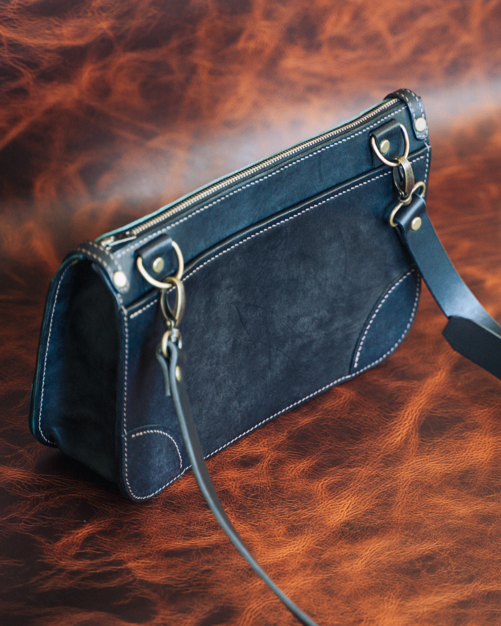 Ръчно изработен Кожена чанта с презрамка Leathersthetic
