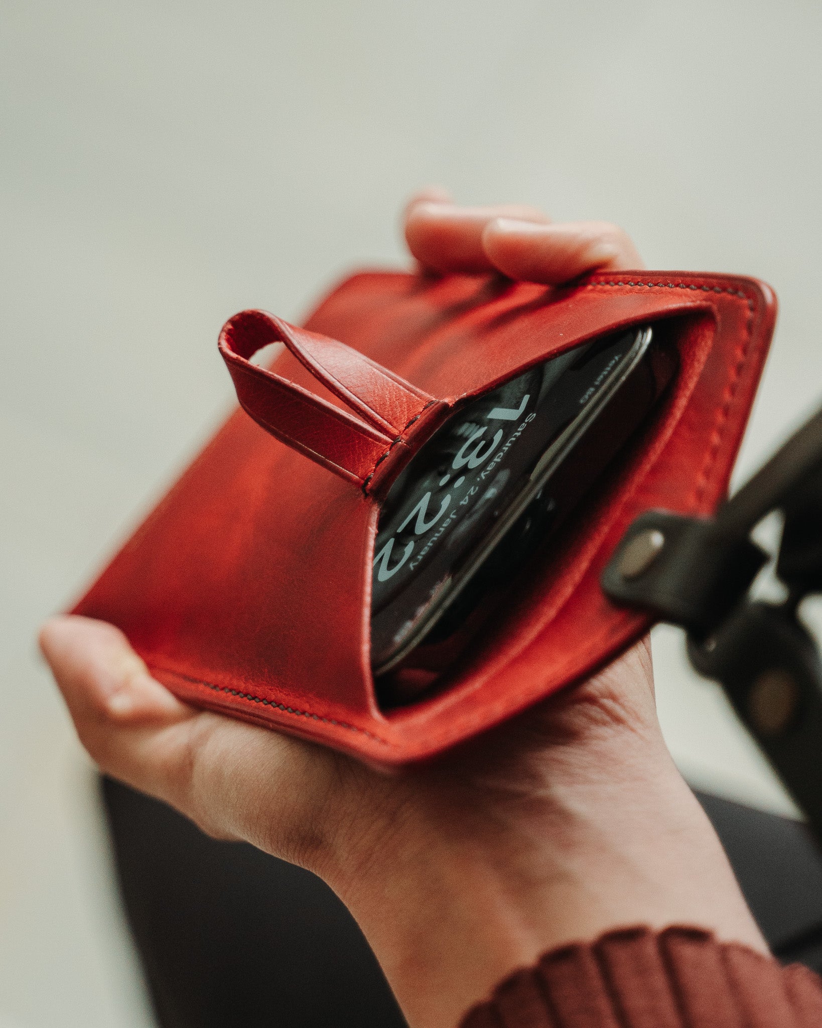 Ръчно изработен кожен Кожена чанта за телефон Lathersthetic