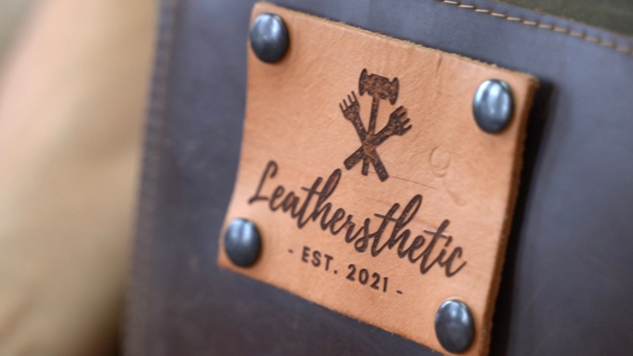 Зареждане на видео: leathercrafter showing from start to finish each detail and step in making a leather cardholder with professional technics and instruments