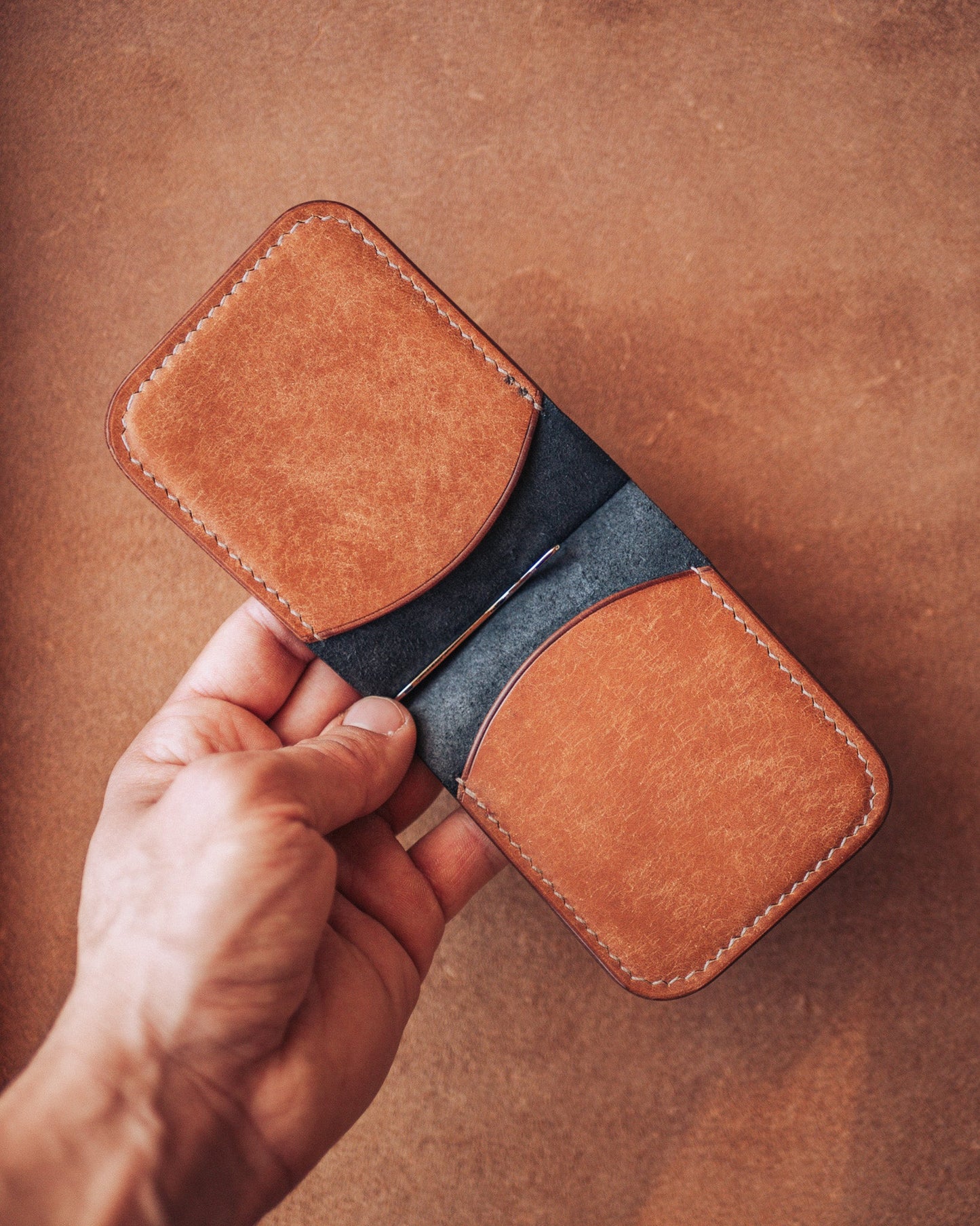 Ръчно изработен Кардхолдър с щипка и 4 джоба Leathersthetic