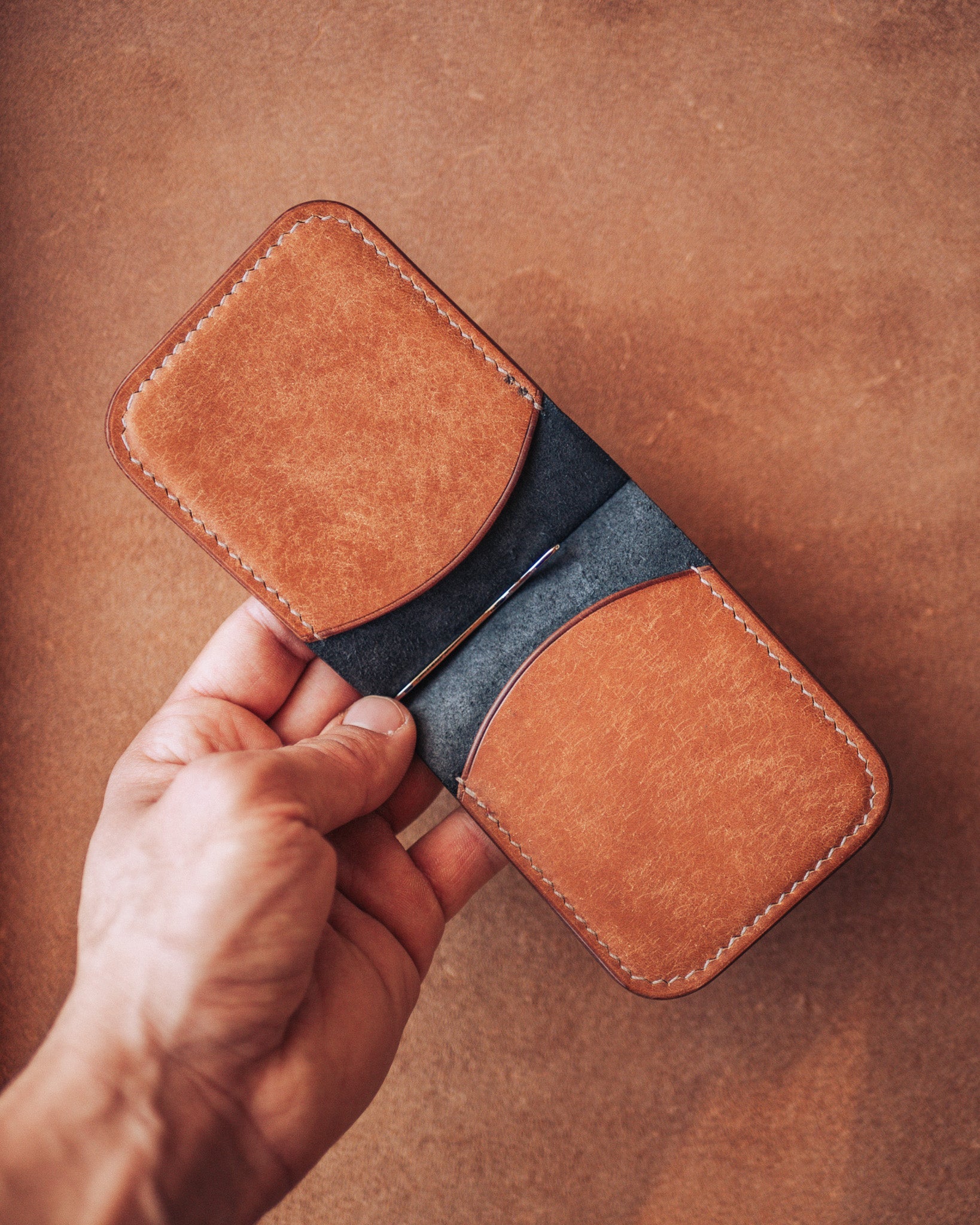 Ръчно изработен Кардхолдър с щипка и 4 джоба Leathersthetic