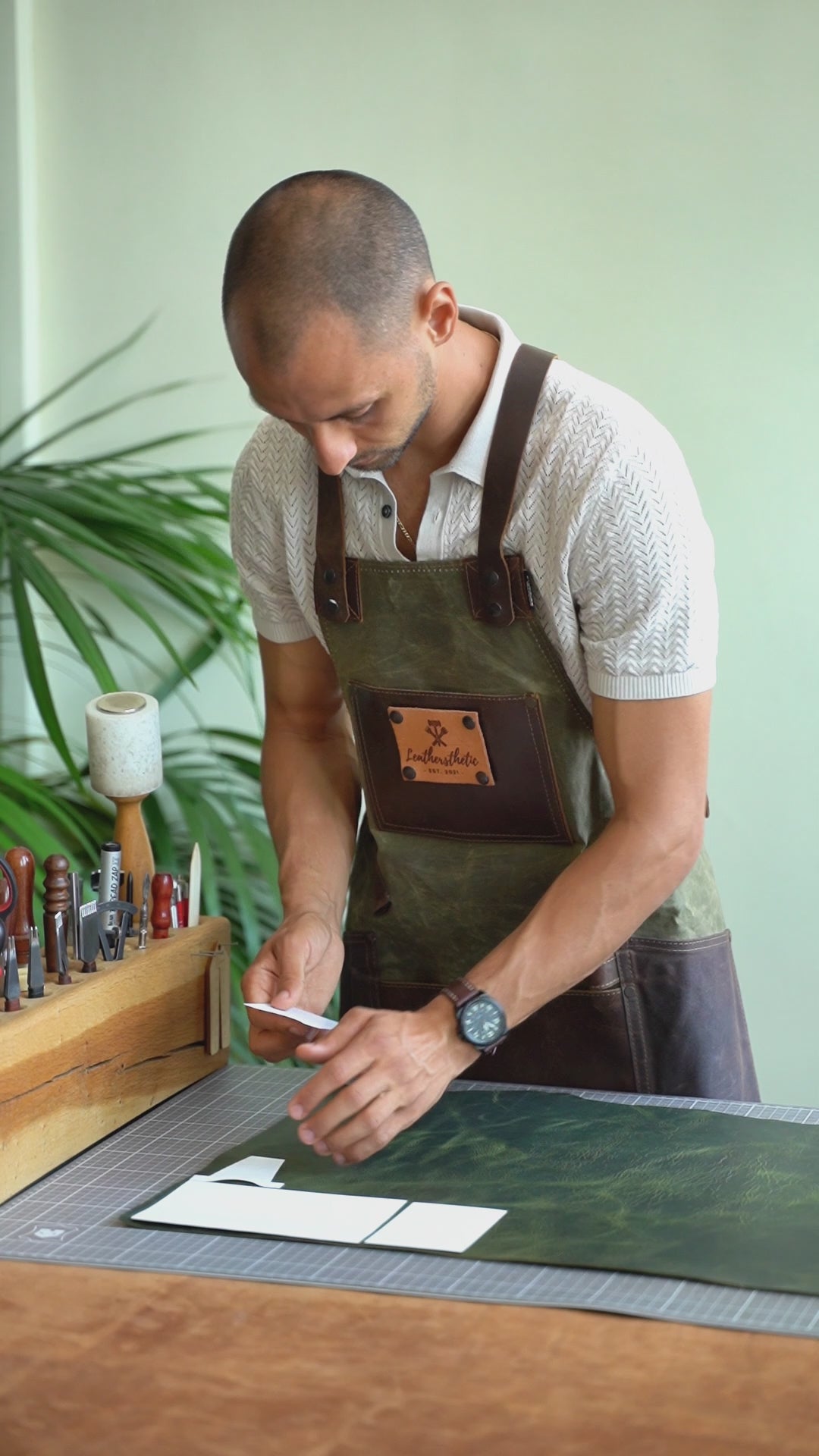 Зареждане на видео: leathercrafter showing from start to finish each detail and step in making a leather cardholder with professional technics and instruments